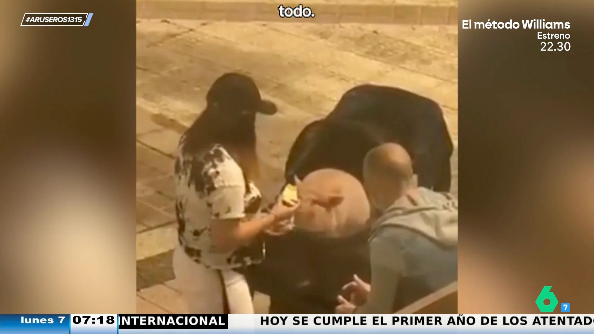 El surrealista momento en el que graban a una pareja paseando un cerdo en un carrito de bebé