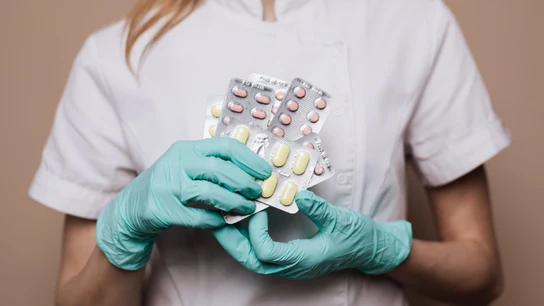 Sanidad retira del mercado el complemento alimenticio por contener sibutramina, sustancia prohibida desde 2010 Una enfermera sostiene varios medicamentos