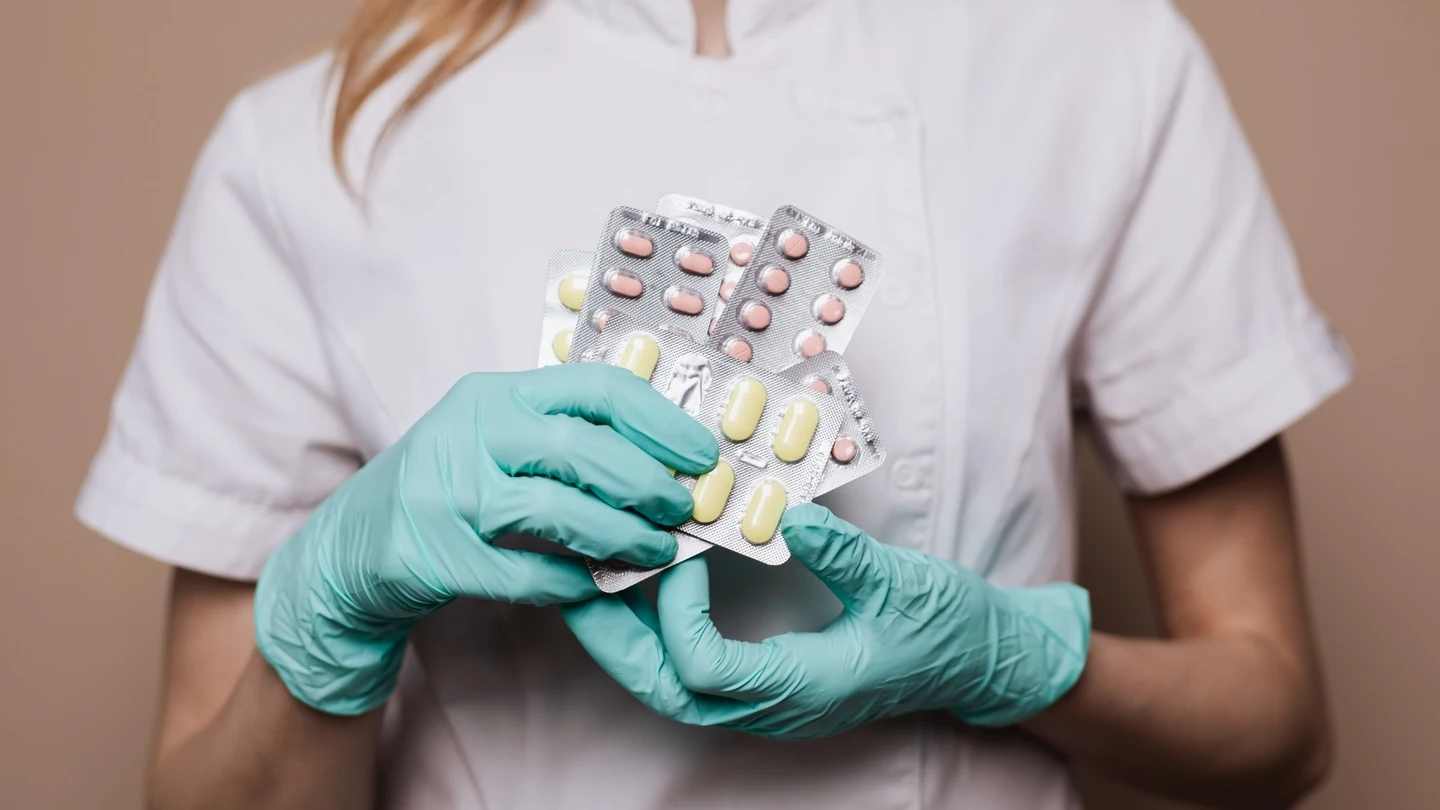 Sanidad retira del mercado el complemento alimenticio por contener sibutramina, sustancia prohibida desde 2010 Una enfermera sostiene varios medicamentos