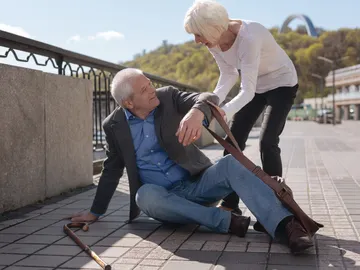 Persona mayor en el suelo Persona mayor en el suelo