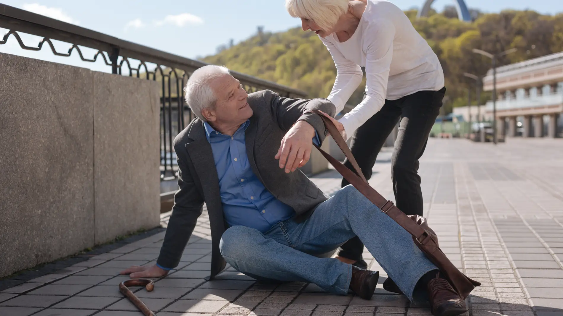 Persona mayor en el suelo Persona mayor en el suelo