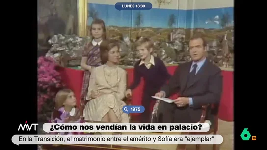 Cristina Pardo, al ver a Juan Carlos I dar los discursos de Navidad con su familia Más Vale Tarde recuerda en este vídeo cómo la Casa Real aprovechó los primeros discursos de Navidad del rey Juan Carlos para dar la idea de una familia ejemplar. Con los años, esta imagen dio paso a los mensajes en solitario en Zarzuela.
