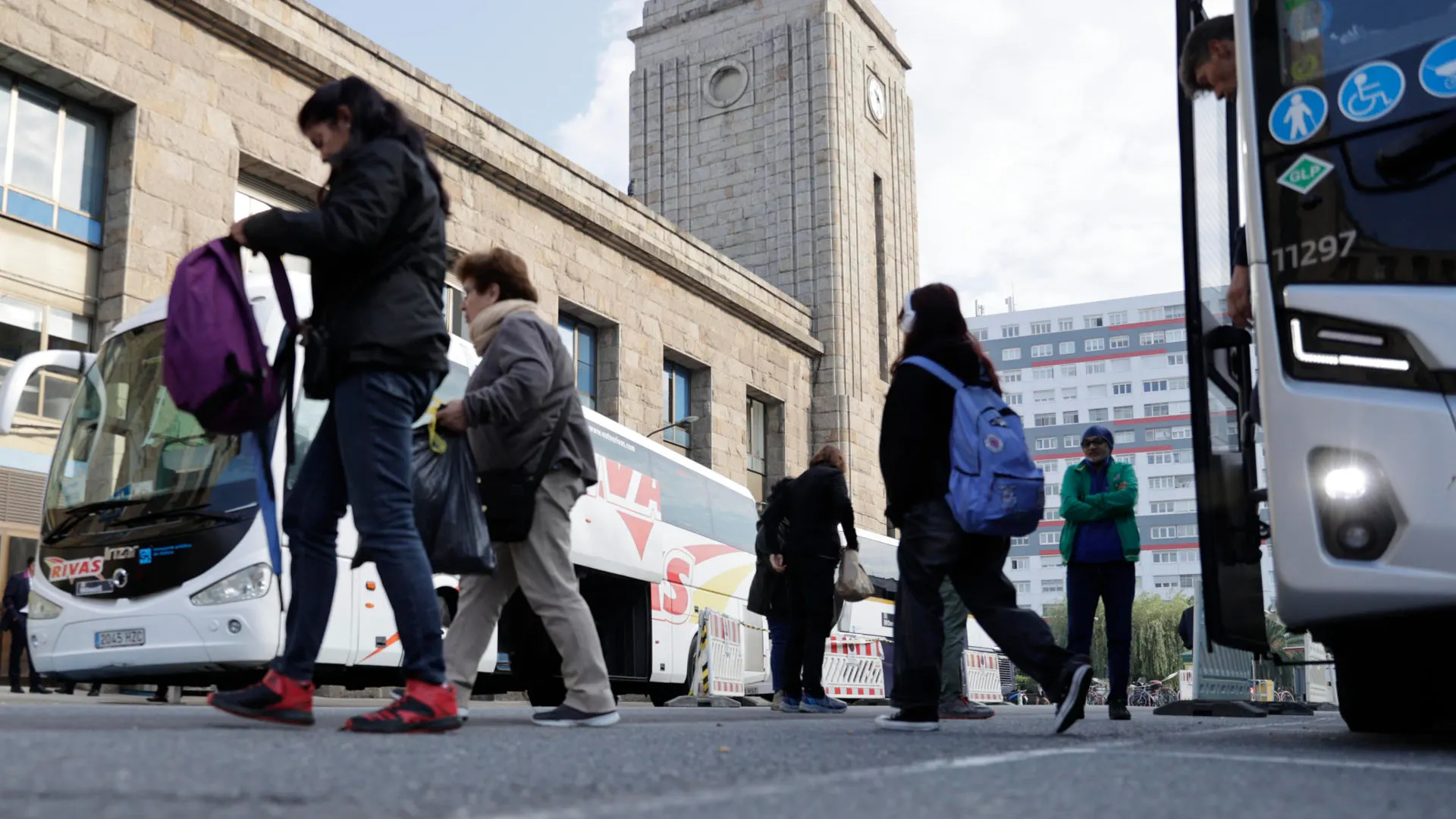 Imagen de archivo de personas bajándose de un autobús en la estación coruñesa de San Cristóbal.