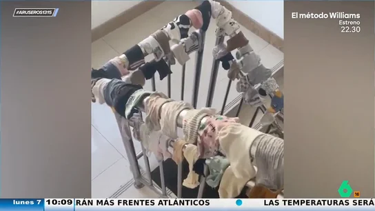 Graba cómo uno de sus vecinos pone a secar cientos de calcetines en la barandilla de la escalera común Graba cómo uno de sus vecinos pone a secar cientos de calcetines en la barandilla de la escalera común