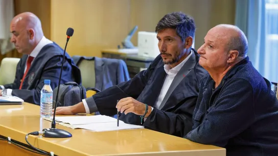 El acusado por la muerte de Juana Canal, Jesús Pradales (en primer plano), con su abogado Juan Luis Salgado. El acusado por la muerte de Juana Canal, Jesús Pradales (en primer plano), con su abogado Juan Luis Salgado.