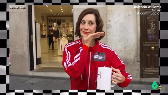'Díaz Ayuso' canta una canción de Nacho Cano para recaudar de fondos para la Formula 1: "Coche aquí y coche allá, finánciame" La 'presidenta de la Comunidad de Madrid' recorre el centro de Madrid con una hucha para conseguir que los viandantes donen dinero para celebrar en la capital el evento automovilístico. ¿Conseguirá suficiente dinero?