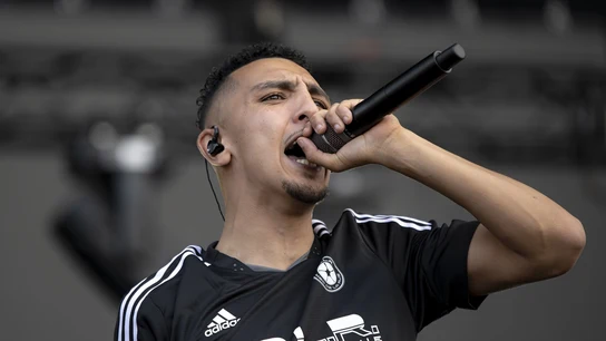 El juez pone fin al destierro de Morad del barrio de La Florida tras archivar una de sus causas por desórdenes El cantante Morad durante una actuación en el Share Festival, en el Parc del Fòrum, a 10 de junio de 2023, en Barcelona, Catalunya (España).