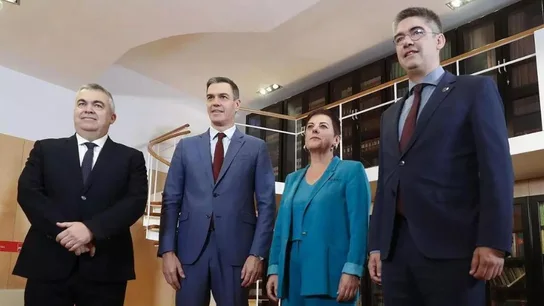 Pedro Sánchez con los portavoces de EH Bildu en el Congreso, Mertxe Aizpurúa, y en el Senado, Gorka Elejabarrieta Pedro Sánchez con los portavoces de EH Bildu en el Congreso, Mertxe Aizpurúa, y en el Senado, Gorka Elejabarrieta