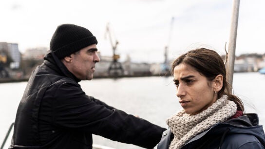 Carolina Yuste y Luis Tosar en una escena de la película 'La infiltrada'