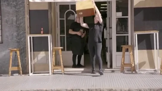 El dueño de 'El sitio' rompe a llorar al ver a su mujer lanzar el cajón flamenco de una patada a la calle El dueño de 'El sitio' rompe a llorar al ver a su mujer lanzar el cajón flamenco de una patada a la calle