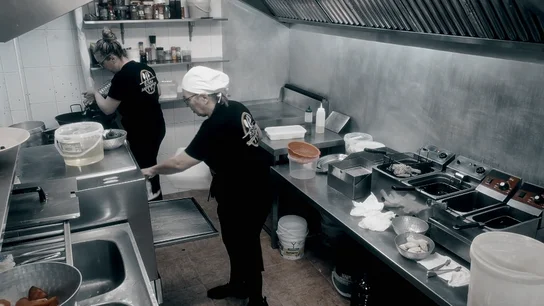 Pillan a la cocinera de 'El sitio' descongelando el pescado en el lavavajillas:"Vosotras también lo hacéis, no mintáis" Pillan a la cocinera de 'El sitio' descongelando el pescado en el lavavajillas:"Vosotras también lo hacéis, no mintáis"