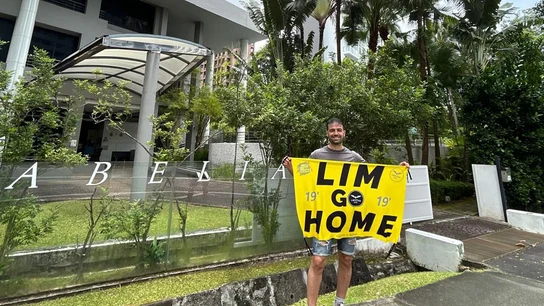 Dani Cuesta protesta contra Lim en Singapur Dani Cuesta protesta contra Lim en Singapur