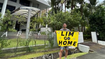 Dani Cuesta protesta contra Lim en Singapur