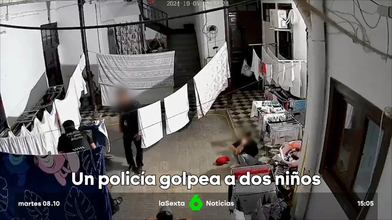 policía golpea niños