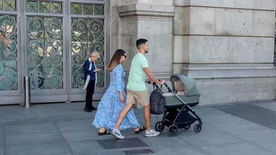 Dos personas pasean con un carrito de bebé, a 3 de octubre de 2024, en Madrid (España). Dos personas pasean con un carrito de bebé, a 3 de octubre de 2024, en Madrid (España).