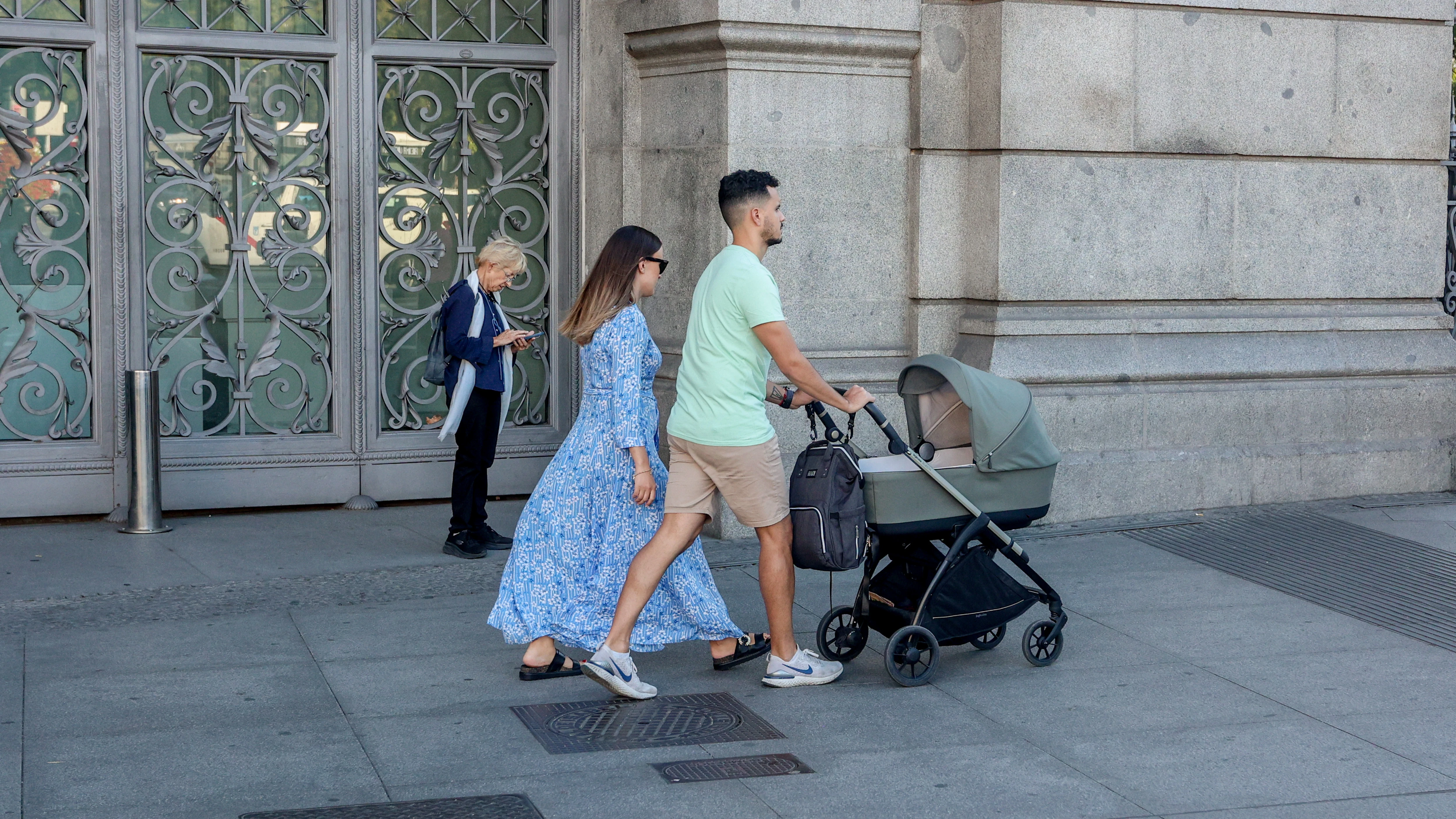 Dos personas pasean con un carrito de bebé, a 3 de octubre de 2024, en Madrid (España).