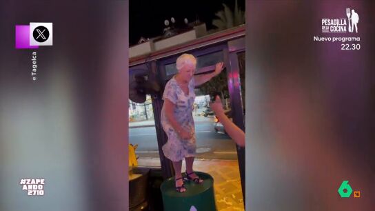 La mujer no se puede resistir a bailar mientras un grupo de j&oacute;venes la animan y bailan a su alrededor. No te pierdas el momentazo en el v&iacute;deo principal. 