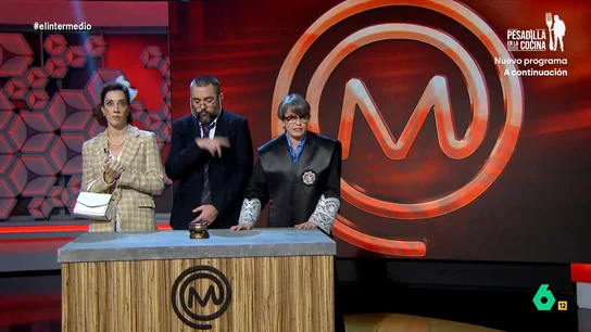 El jurado de 'Master Juez' dicta 'sentencia' sobre el juez Peinado: "El que la sigue, la consigue" Thais Villas, Dani Mateo y la 'señora bien' Cristina Gallego se convierten en el 'jurado' de 'Master Juez', que en este vídeo analiza la querella de Sánchez contra el juez Peinado y la decisión de la Audiencia de Madrid de acotar su investigación.