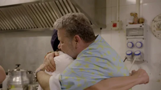 ¡Alerta Spoiler! Uno de los mejores finales de Pesadilla: el servicio sale bien y sorprende a Chicote El chef Alberto Chicote abraza a la cocinera del restaurante 'El Sitio', en Huelva, durante el paso de Pesadilla en la Cocina.