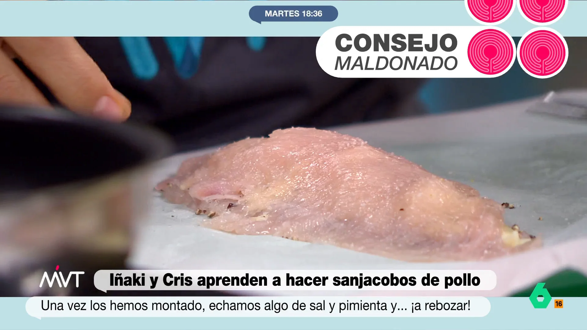 Carlos Maldonado enseña a cocinar a Iñaki López y Cristina Pardo unos sanjacobos de pollo. En este vídeo, explica una sencilla técnica para evitar que el relleno se salga en la fritura. Una técnica que cada presentador aplica de forma 'diferente'.