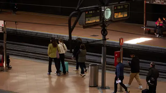 Varias personas esperan la llegada de un tren de cercanías en la estación Almudena Grandes-Atocha Cercanías, a 5 de abril de 2023, en Madrid (España). Varias personas esperan la llegada de un tren de cercanías en la estación Almudena Grandes-Atocha Cercanías, a 5 de abril de 2023, en Madrid (España).