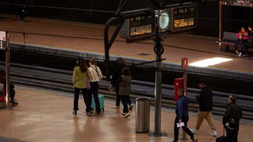 Varias personas esperan la llegada de un tren de cercanías en la estación Almudena Grandes-Atocha Cercanías, a 5 de abril de 2023, en Madrid (España).