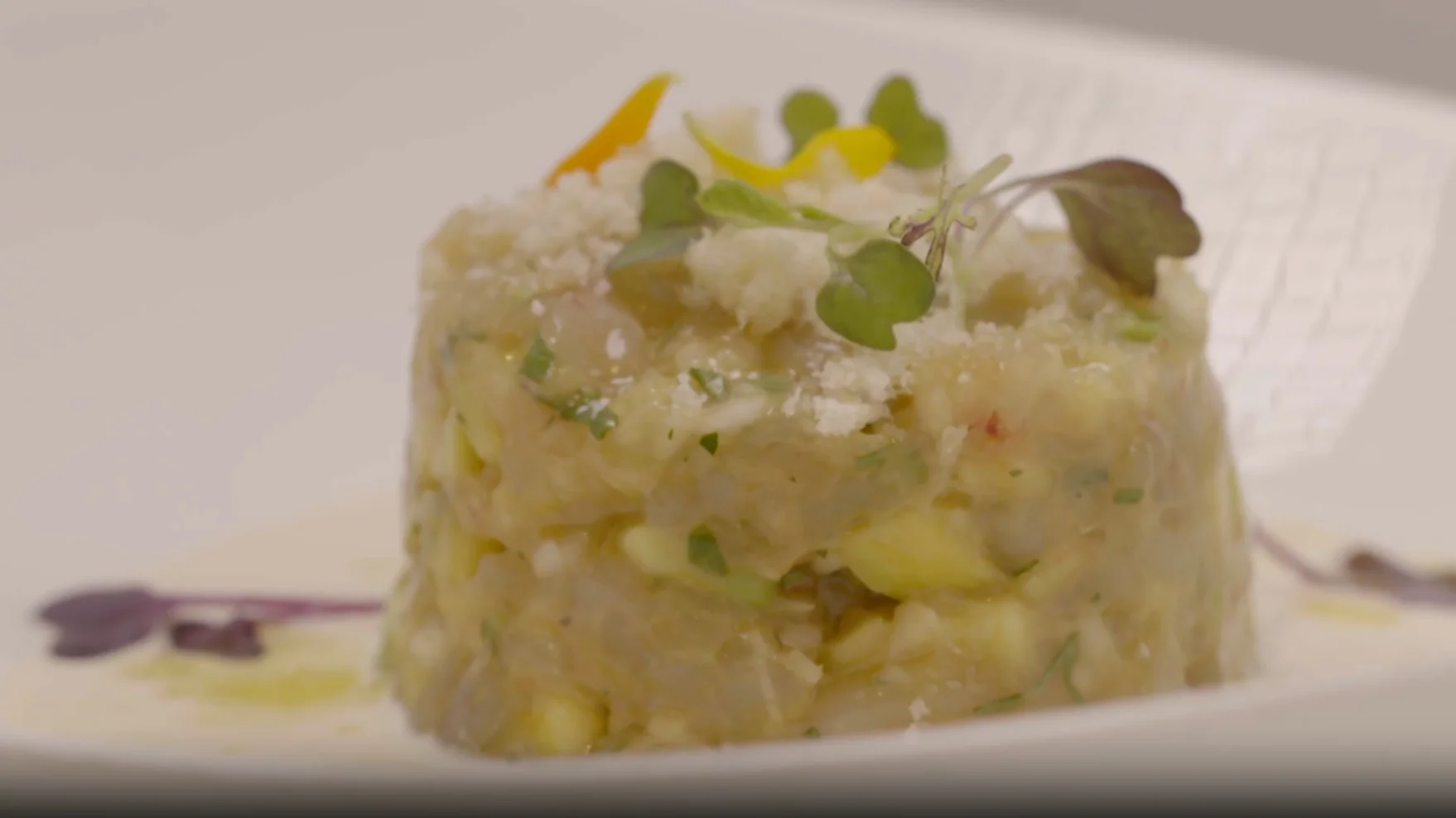 Tartar de gambas sobre ajo blanco