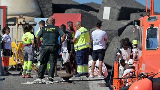 Imagen de archivo. Los Servicios de Emergencias reciben a varios migrantes en el puerto de La Restinga. Imagen de archivo. Los Servicios de Emergencias reciben a varios migrantes en el puerto de La Restinga.