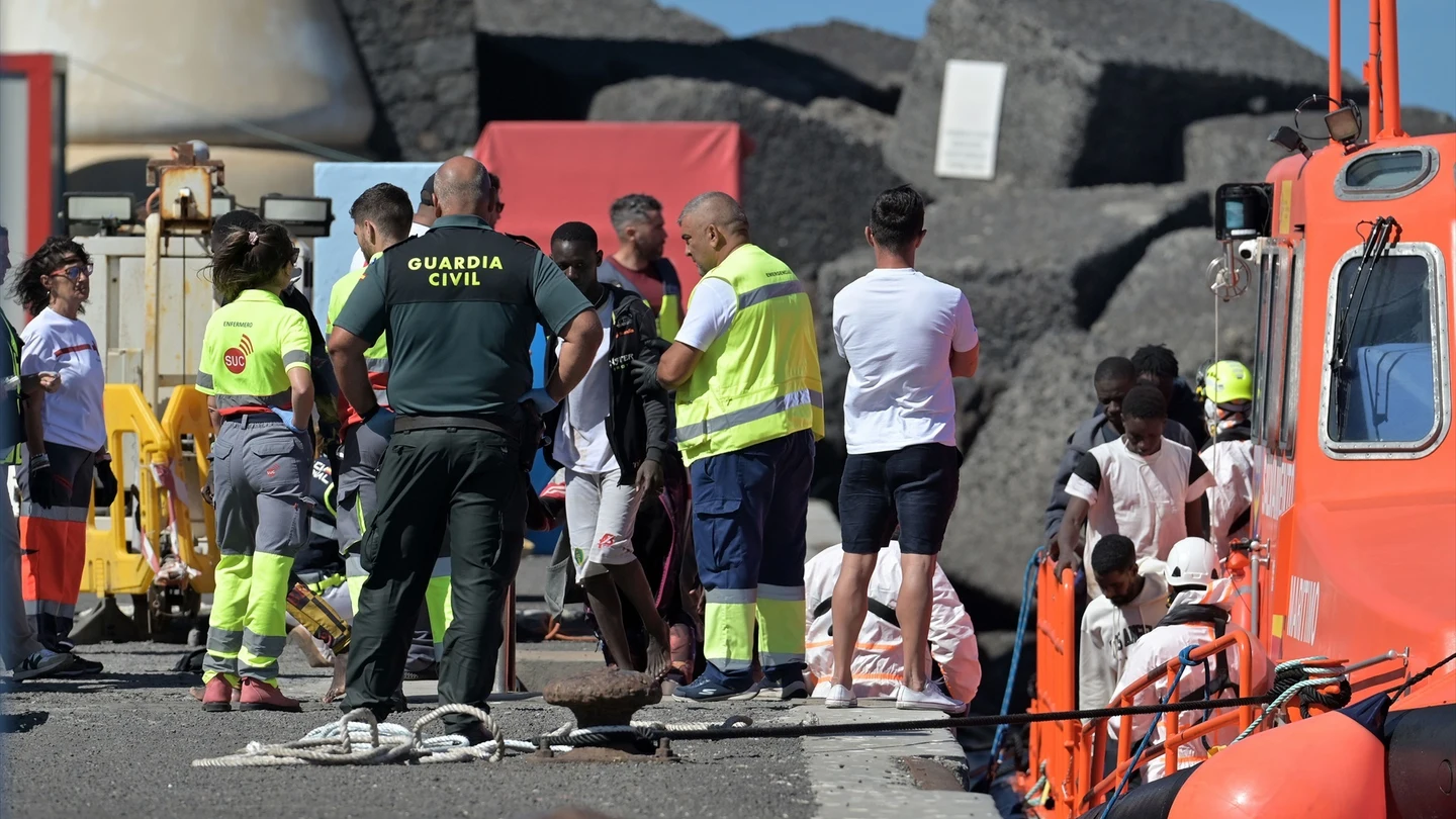 Imagen de archivo. Los Servicios de Emergencias reciben a varios migrantes en el puerto de La Restinga. Imagen de archivo. Los Servicios de Emergencias reciben a varios migrantes en el puerto de La Restinga.