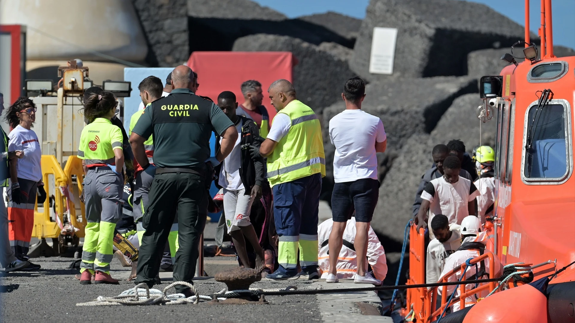 Imagen de archivo. Los Servicios de Emergencias reciben a varios migrantes en el puerto de La Restinga.