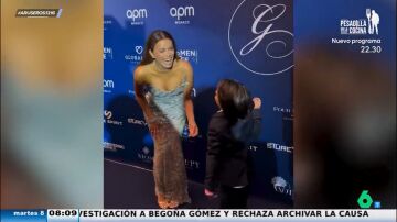 El cómico momento de Eva Longoria posando con su hijo en el photocall: "Ella lo va intentando dejar, pero él vuelve"