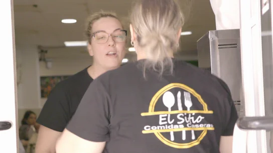 La camarera de 'El sitio' estalla tras la bronca de la dueña por desatender de la terraza: "¡No me sale del coño!" La camarera de 'El sitio' estalla tras la bronca de la dueña por desatender de la terraza: "¡No me sale del coño!"