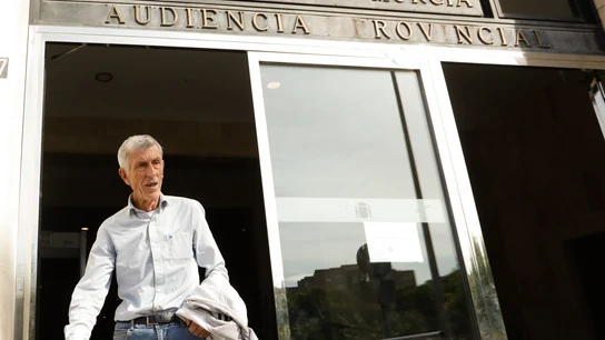 El empresario condenado por el caso de prostitución de menores, Juan Peque Álvarez, a su llegada a declarar en la Audiencia Provincial de Murcia. El empresario condenado por el caso de prostitución de menores, Juan Peque Álvarez, a su llegada a declarar en la Audiencia Provincial de Murcia.