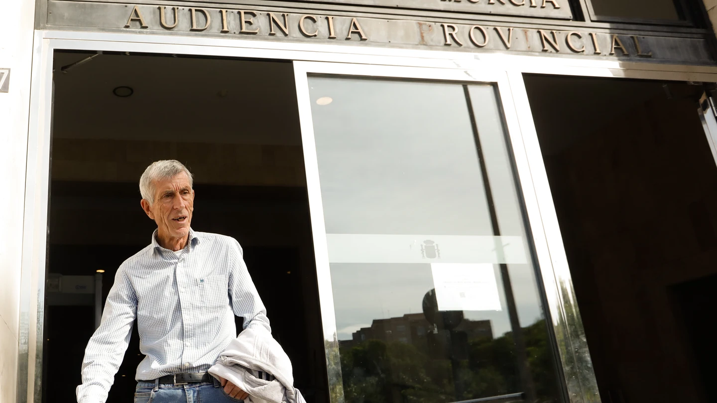 El empresario condenado por el caso de prostitución de menores, Juan Peque Álvarez, a su llegada a declarar en la Audiencia Provincial de Murcia. El empresario condenado por el caso de prostitución de menores, Juan Peque Álvarez, a su llegada a declarar en la Audiencia Provincial de Murcia.