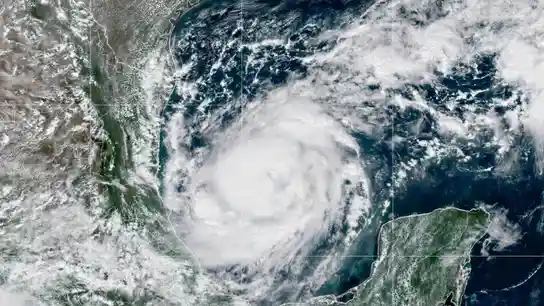 La tormenta tropical Milton, que se espera que se convierta en un huracán mayor de categoría 3, se desplaza por el Golfo de México en dirección a Florida, mostrada en el satélite GOES-East, el 6 de octubre de 2024 desde la órbita terrestre. La tormenta tropical Milton, que se espera que se convierta en un huracán mayor de categoría 3, se desplaza por el Golfo de México en dirección a Florida, mostrada en el satélite GOES-East, el 6 de octubre de 2024 desde la órbita terrestre.
