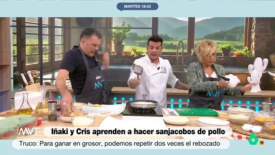 La accidentada fritura de sanjacobos de Iñaki López y Cristina Pardo: "¿Qué habéis echado?" Iñaki López y Cristina Pardo se 'enfrentan' al paso final de su cocinado de sanjacobos de pollo con Carlos Maldonado: freírlos. En este vídeo, el chef explica cuál es la temperatura y cantidad de aceite ideal para hacer la fritura perfecta.