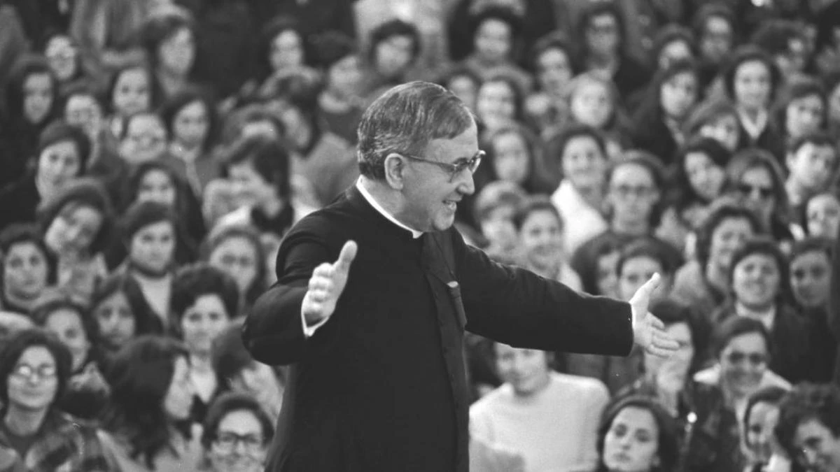 Josemaría Escrivá de Balaguer durante un encuentro con jóvenes. 