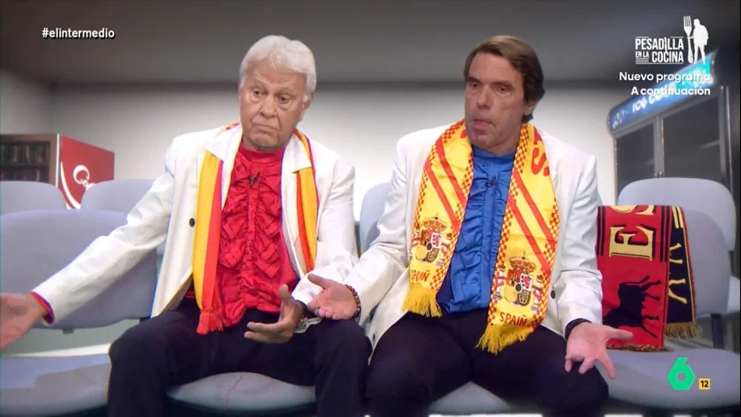 'Aznarito y Felipón', sobre el fútbol actual: "Ahora gritas cuatro cosas bien dichas desde la grada y te meten siete años" 'Aznarito y Felipón' reflexionan desde el palco de un estadio y no dejan títere con cabeza a la hora de criticar el fútbol actual, hasta que se dan cuenta de que están en un partido de fútbol femenino. Su reacción de horror, en este vídeo.