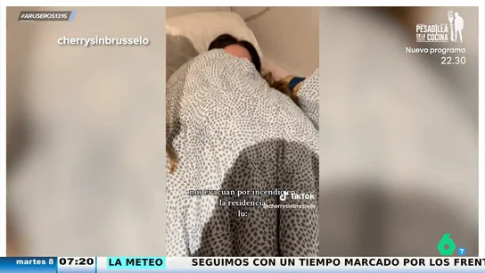 Así reacciona una joven al ver a sus amigas irrumpiendo con los bomberos en su habitación en pleno desalojo por incendio Así reacciona una joven al ver a sus amigas irrumpiendo con los bomberos en su habitación en pleno desalojo por incendio