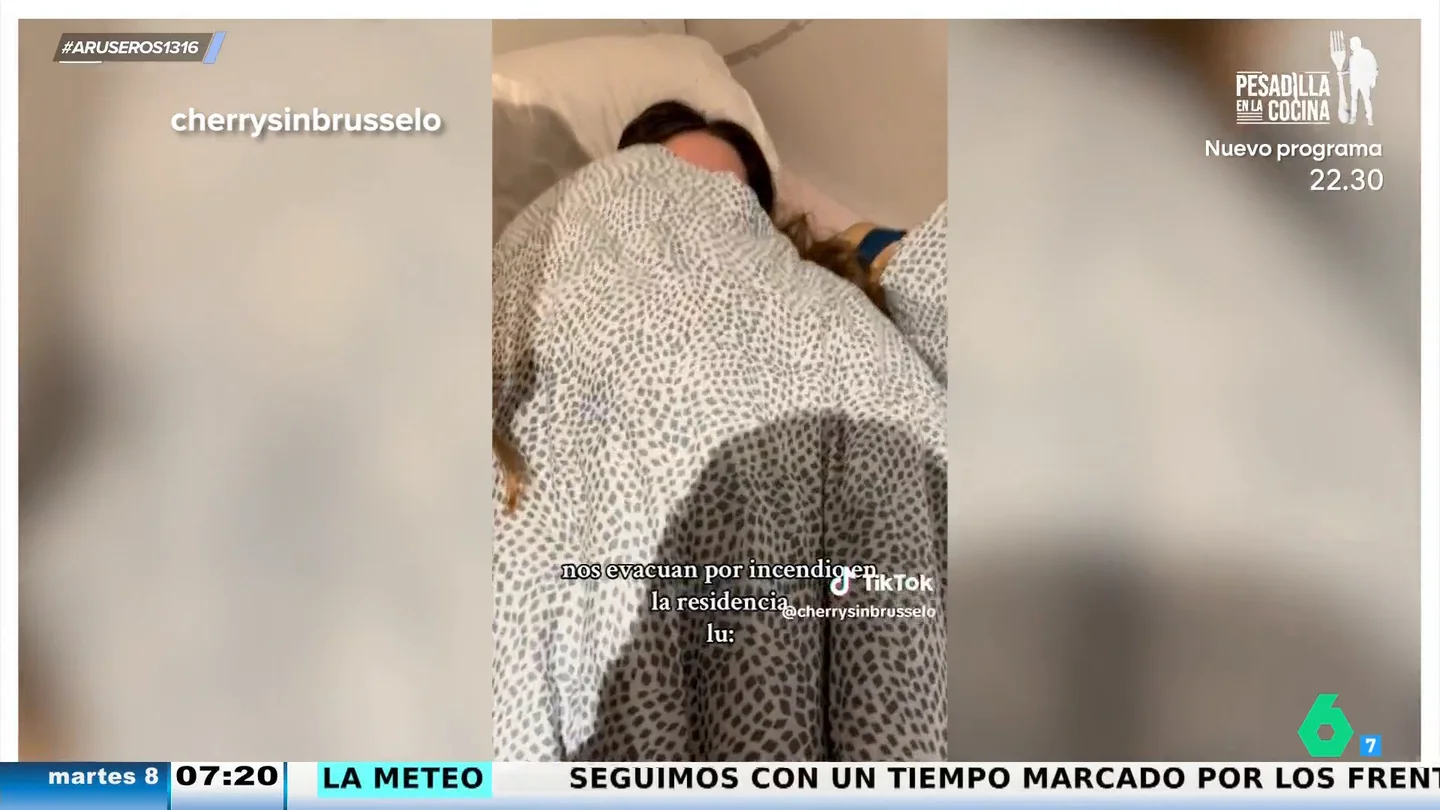 Así reacciona una joven al ver a sus amigas irrumpiendo con los bomberos en su habitación en pleno desalojo por incendio Así reacciona una joven al ver a sus amigas irrumpiendo con los bomberos en su habitación en pleno desalojo por incendio
