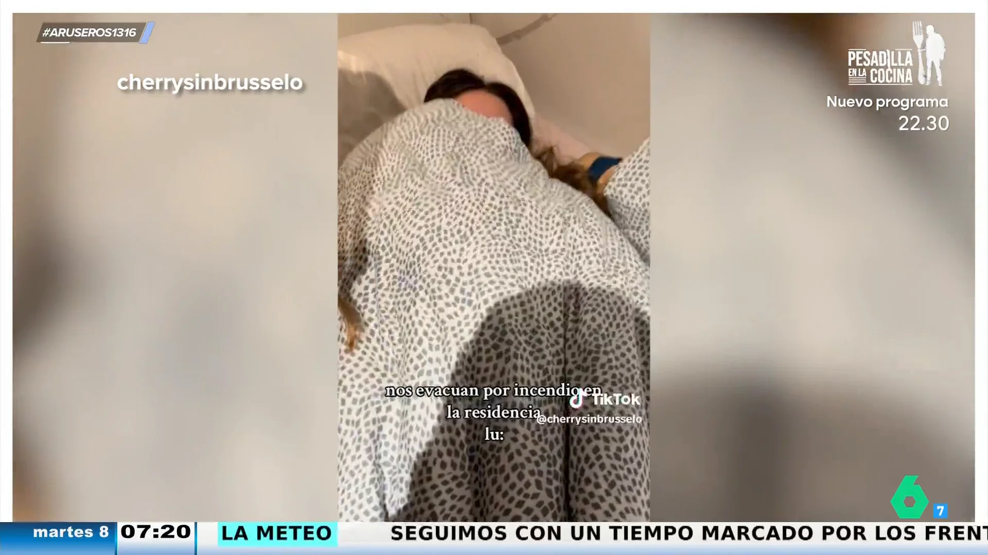 Así reacciona una joven al ver a sus amigas irrumpiendo con los bomberos en su habitación en pleno desalojo por incendio