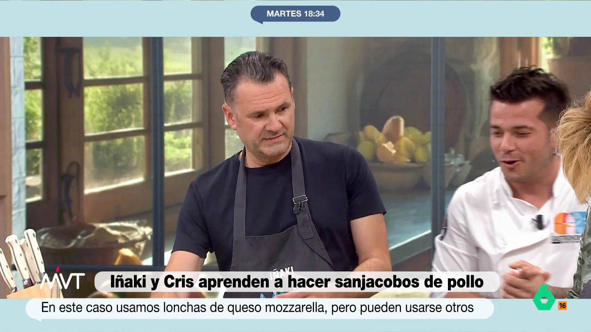 Iñaki López y Cristina Pardo cocinan con Carlos Maldonado unos sanjacobos de pollo. En este vídeo, el presentador cuestiona los ingredientes, si bien admite al chef con estrella Michelin que este es el primer sanjacobo que hace en su vida.