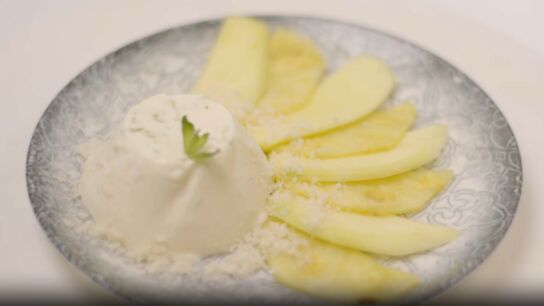 Panna cotta de coco con carpaccio de mango y piña