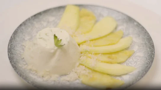 Panna cotta de coco con carpaccio de mango y piña Panna cotta de coco con carpaccio de mango y piña