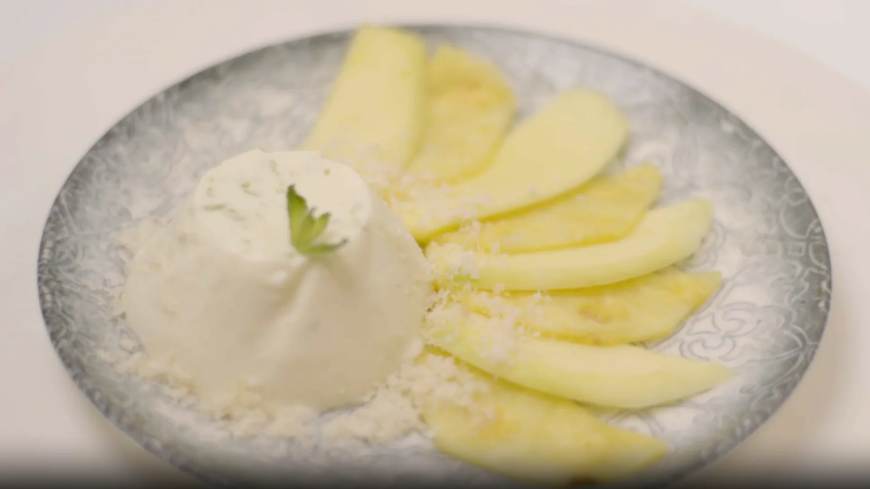 Panna cotta de coco con carpaccio de mango y piña