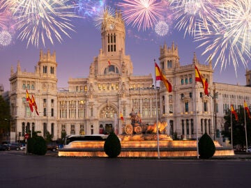 Fuegos artificiales en la plaza de Cibeles de Madrid