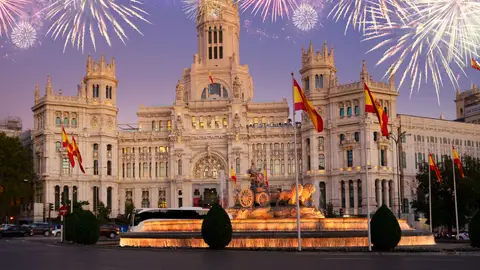 Fuegos artificiales en la plaza de Cibeles de Madrid Fuegos artificiales en la plaza de Cibeles de Madrid