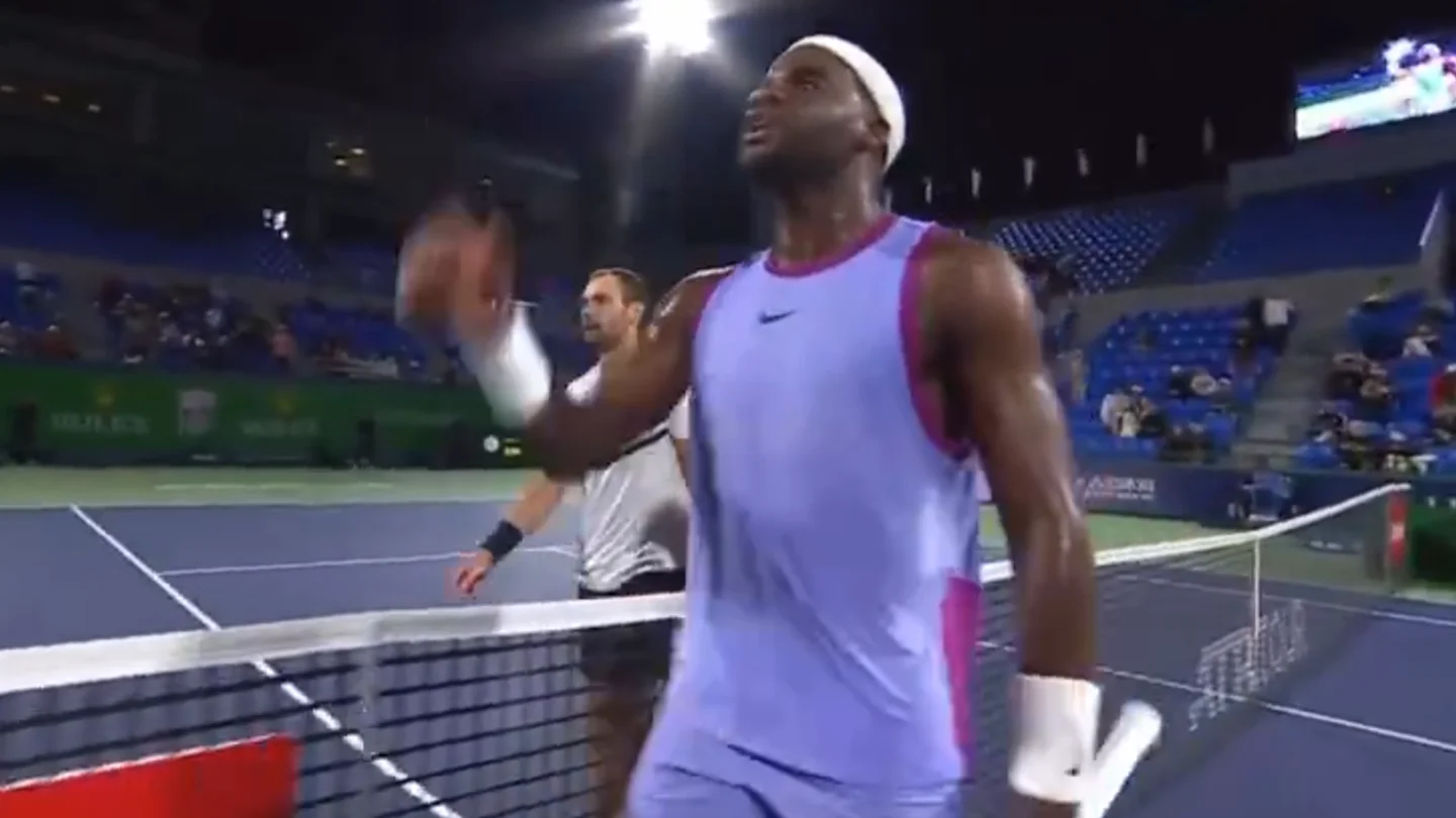 "¡Que te jod**!": Tiafoe estalla contra el juez de silla en Shanghái "¡Que te jod**!": Tiafoe estalla contra el juez de silla en Shanghái