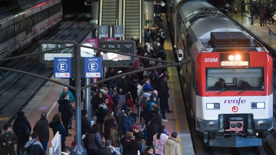 Decenas de personas en un andén de Cercanías en la estación de Atocha, a 5 de enero de 2024, en Madrid (España). Decenas de personas en un andén de Cercanías en la estación de Atocha, a 5 de enero de 2024, en Madrid (España).