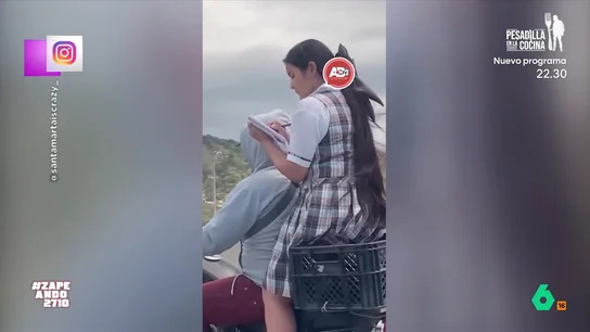 Una chica hace los deberes mientras monta en moto: "No hay excusa, quien no estudia es porque no quiere" La joven demuestra que cualquier lugar es bueno para estudiar y ponerse al día con la tarea del colegio a pesar de que ese sitio sea un vehículo que se encuentra en movimiento.